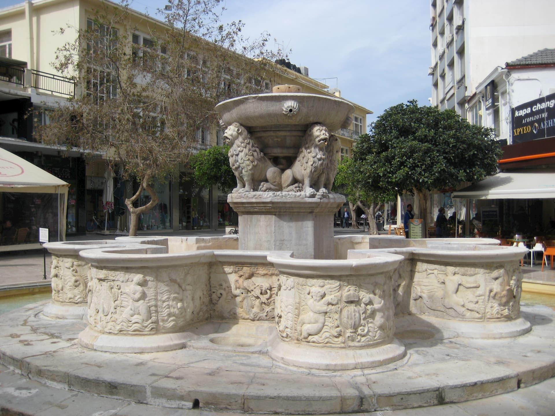 Η Κρήνη Μοροζίνι βρίσκεται στη πλατεία Λιονταριών απέναντι από τη Βασιλική του Αγίου Μάρκου, στο κέντρο του Ηρακλείου