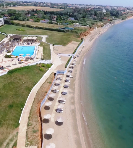 RAMADA-aerial_view_beach_swimming_pools.png