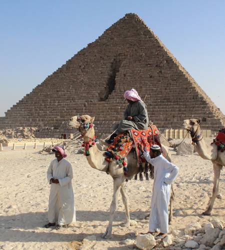 Βόλτα με καμήλες στις Πυραμίδες