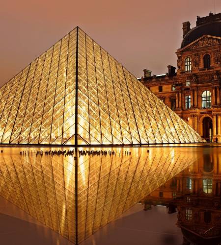 Πυραμίδα του Λούβρου στο Παρίσι